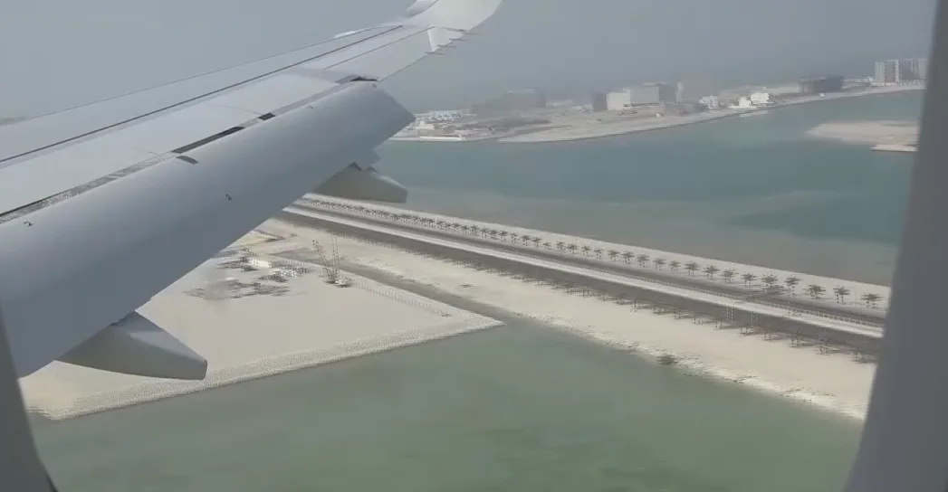 נחיתת המטוס בשדה התעופה בחוריין