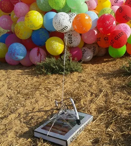 מטען מחובר לצרור בלונים גדול בקיבוץ צאלים