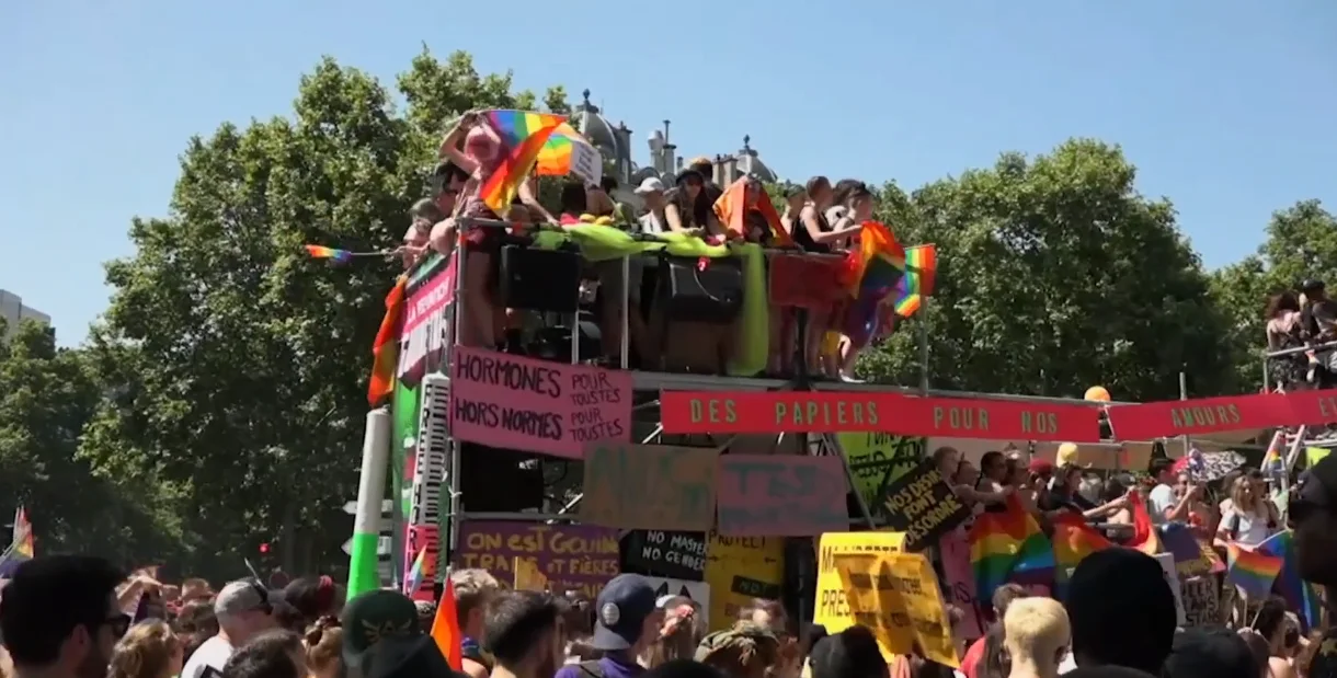 מצעד הגאווה בפריז שהתקיים תחת עומס חום כבד