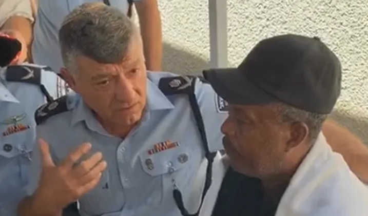 מפקד מחוז חוף פרץ עמר עם אביו של סלמון טקה