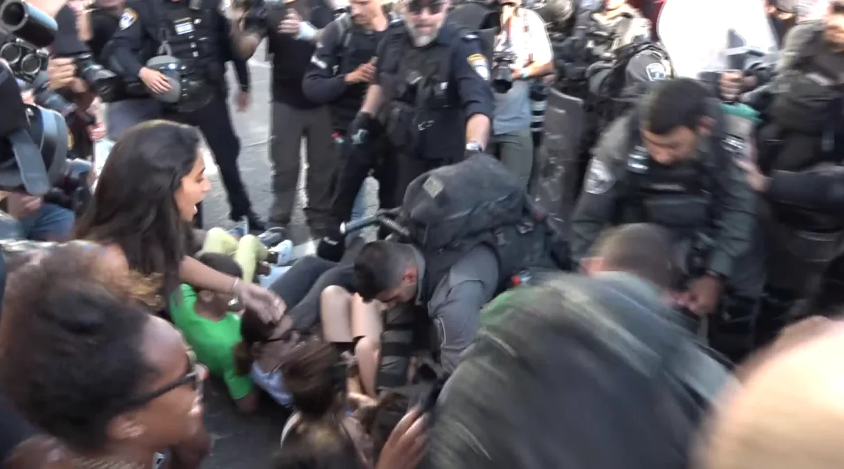 עימותים אלימים בין חיילי יס''מ למפגינים בצומת עזריאלי בתל אביב