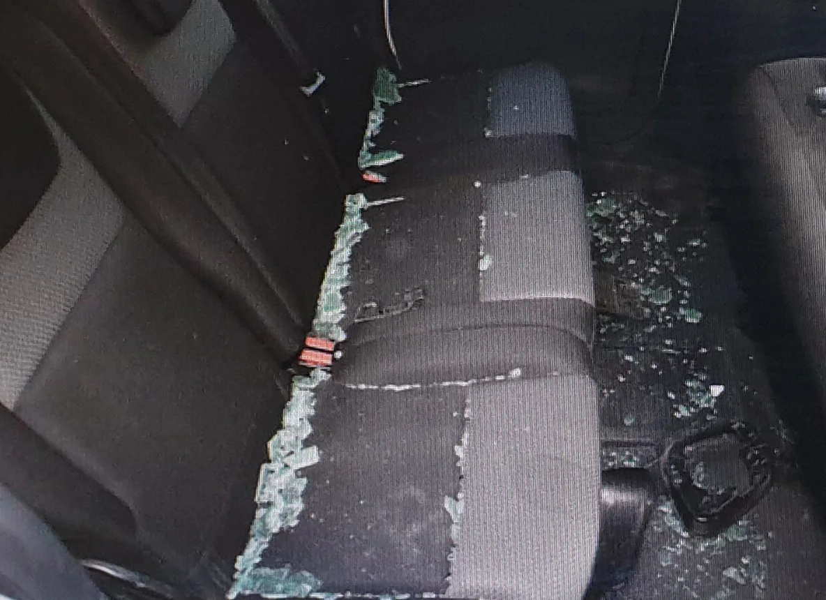 נזקי הניידת המשטרתית בה נהג השוטר שהותקף במהלך הפרות הסדר סמוך לרמלה