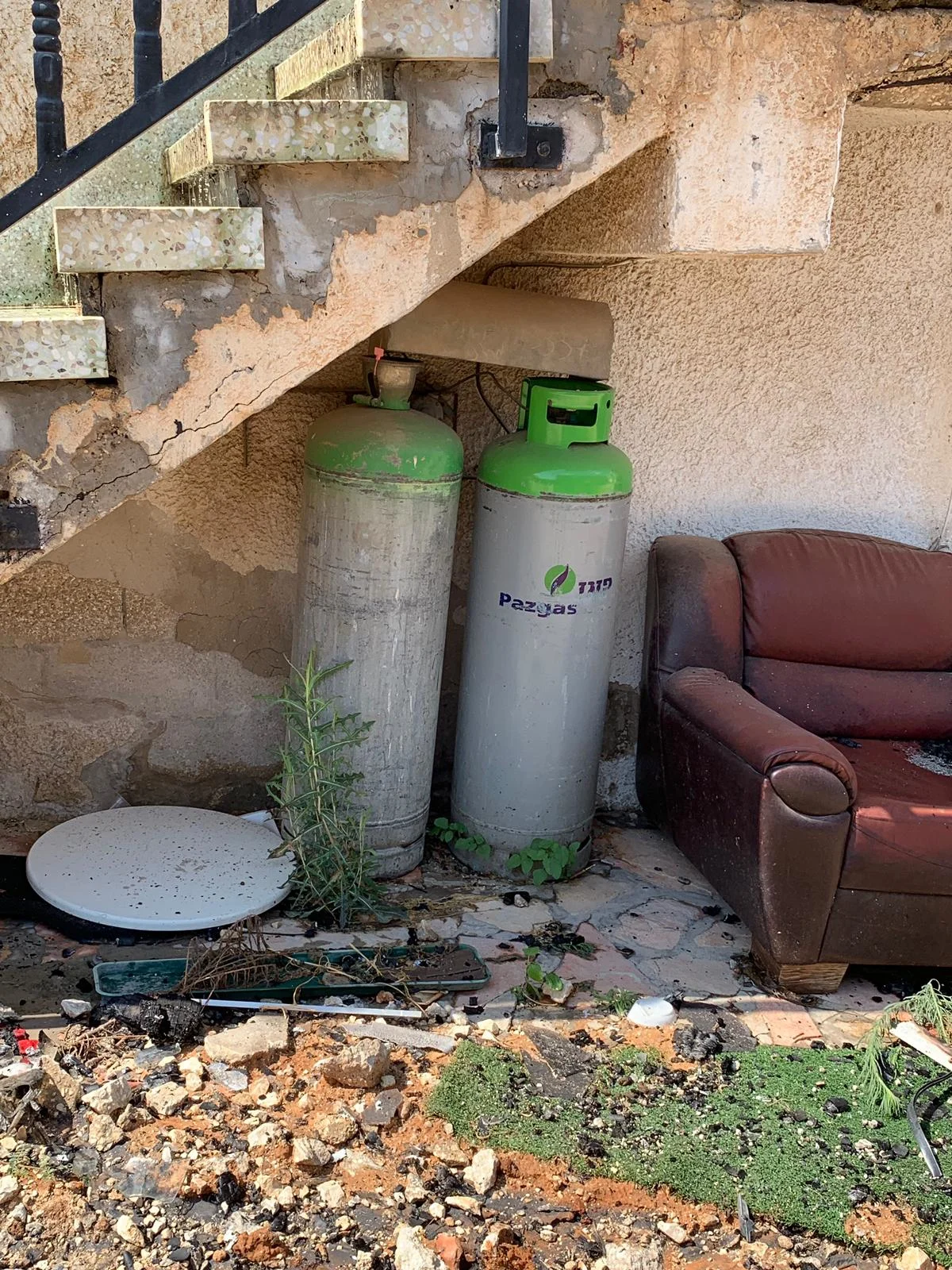 חצר ביתה של כרמל מעודה לאחר השריפה