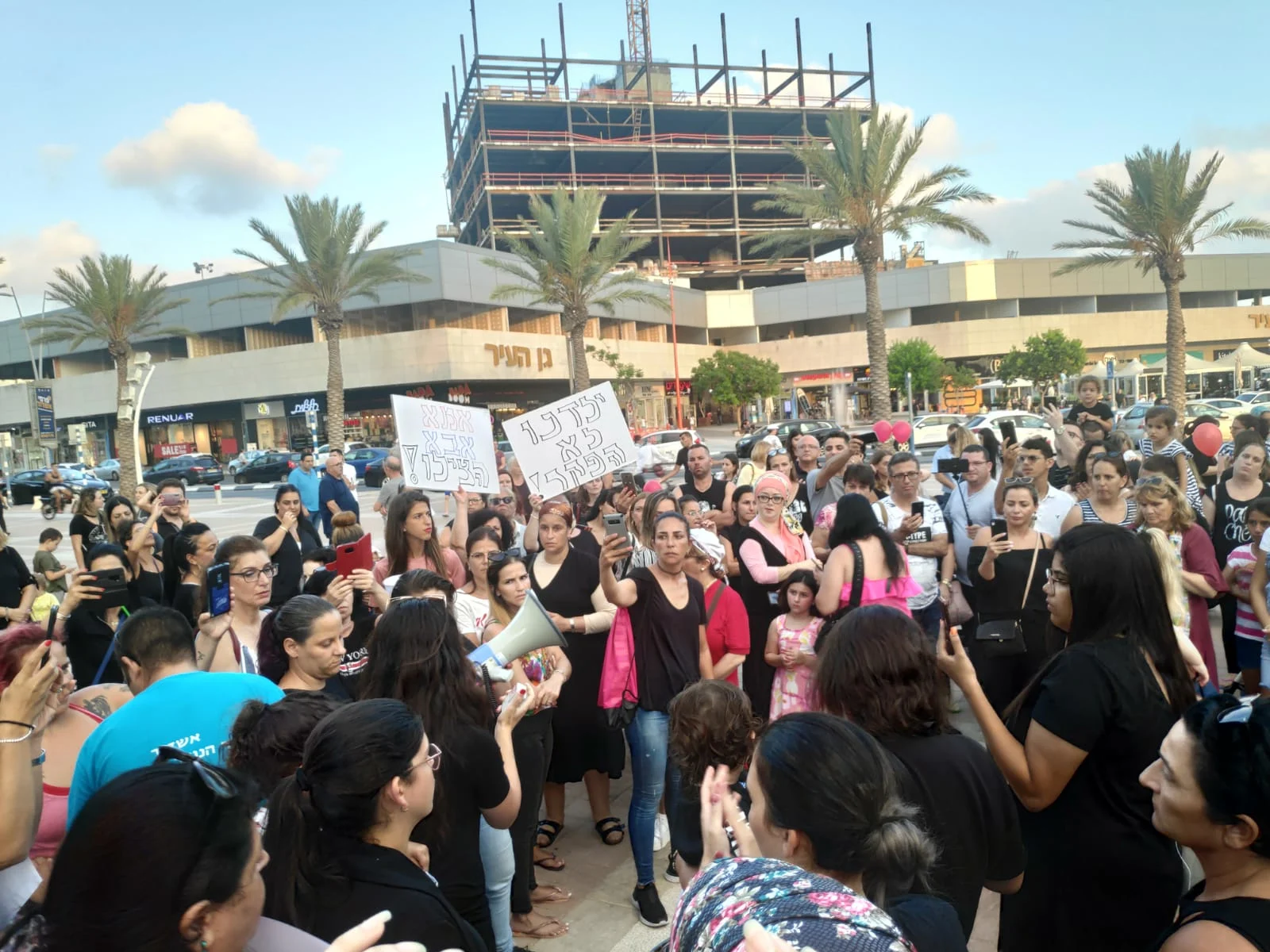 הפגנות מחאה של הורים באשדוד נגד התעללות בגני ילדים ובפעוטונים