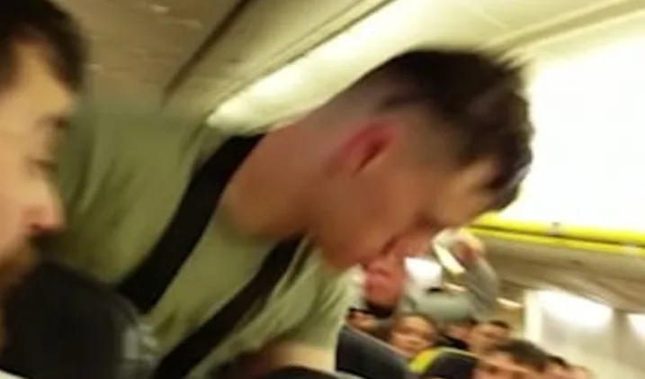 אחד מהנוסעים שהשתכרו בטיסה של חברת ריינאייר