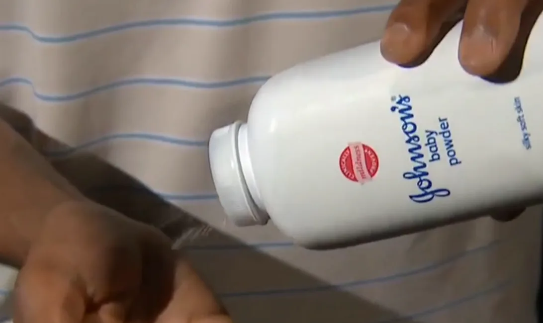 טלק לתינוקות של חברת ''ג'ונסון אנד ג'ונסון''