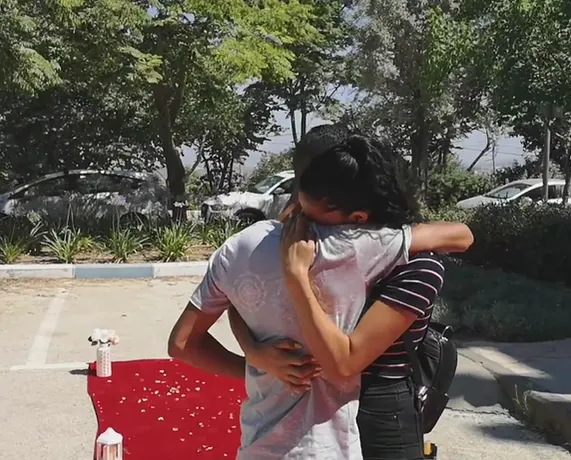 צופיה וצוריאל מתחבקים אחרי רגע ההצעה