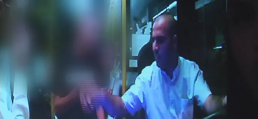 הנוסעים בוויכוח עם נהג האוטובוס