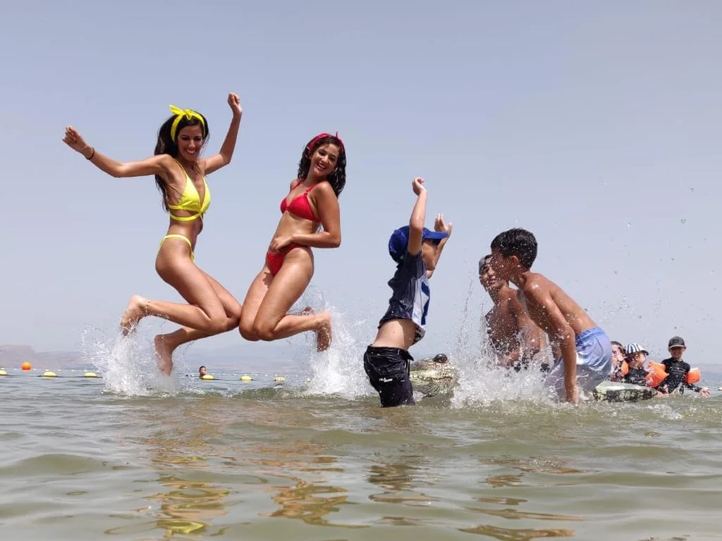 ילדים רוחצים בכנרת