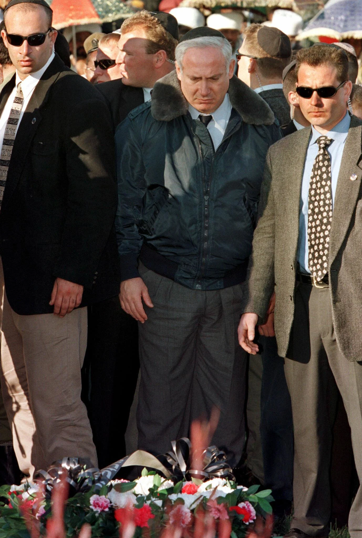 נתניהו עומד לצד קברו של חייל שנספה באסון המסוקים