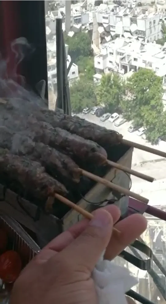 מפעיל מנוף ''עושה על האש'' על עגורן