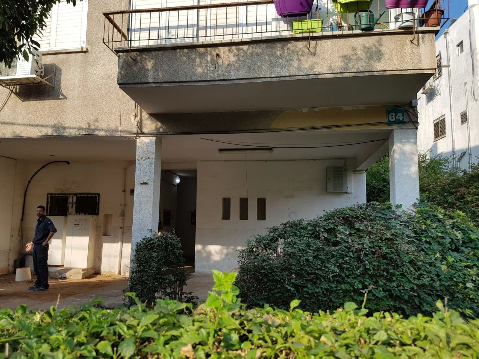 משטרת ההאוכלוסין וההגירה מגיעה לעצור אם פילפינית ושני ילדיה