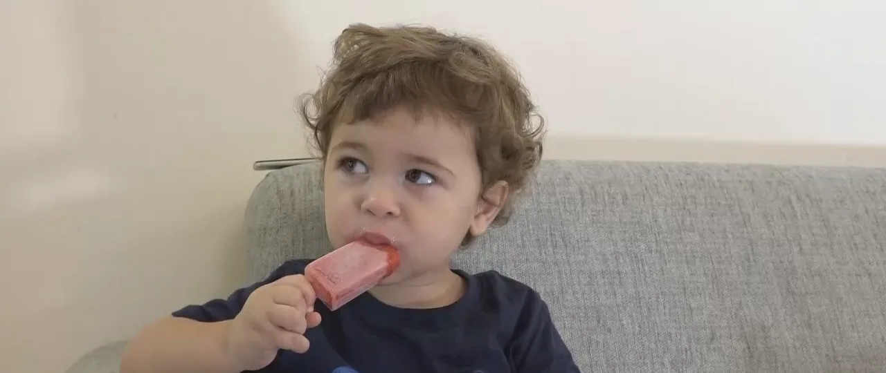 עומר בן השנתיים וחצי אוכל ארטיק בייתי