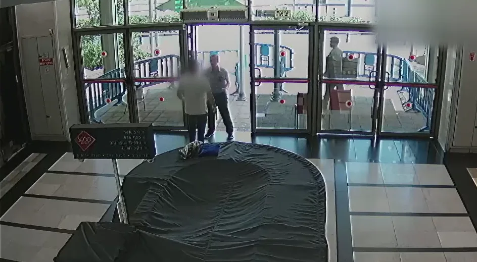 א' (התובע) בעת שתקף מאבטח בכניסה לקניון פסגת זאב שבירושלים