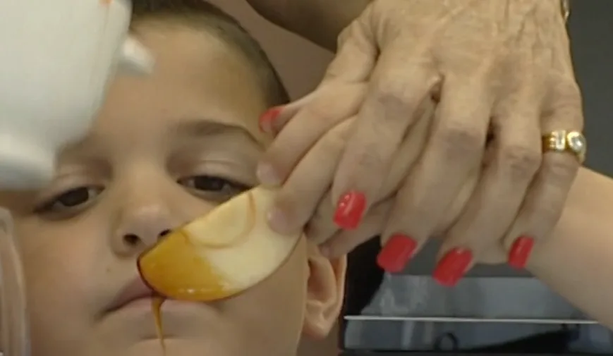 ילד עם תפוח בדבש