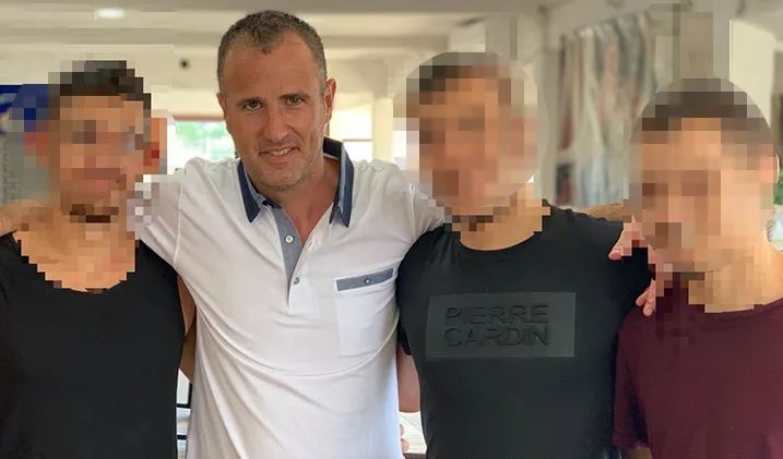 עו''ד ניר יסלוביץ' עם הנערים לאחר שחרוררם