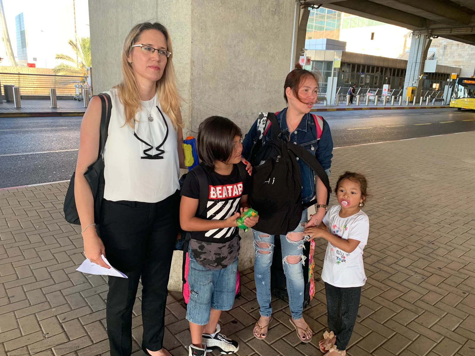 קיאן ומשפחתו עם עורכת הדין המייצגת אותם