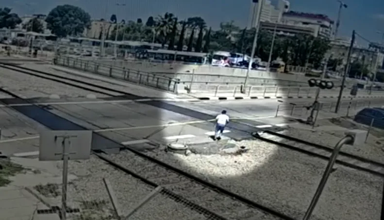 נער הולך על פסי רכבת