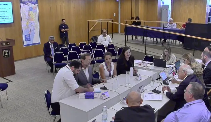 משה פייגלין מגיש את רשימתו לכנסת