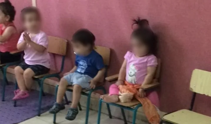 המעון ביישוב בצפון בו קשורה פעוטה לכיסא