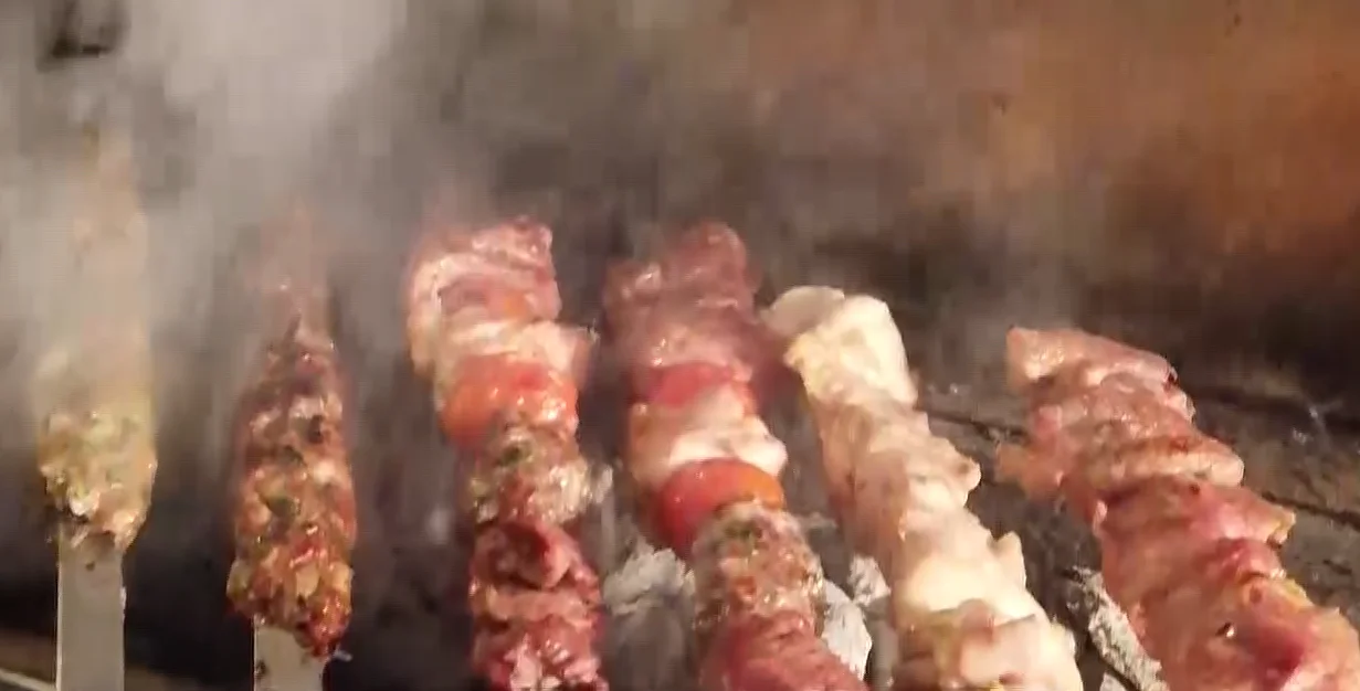 שיפודים נצלים במסעדת איציק הגדול