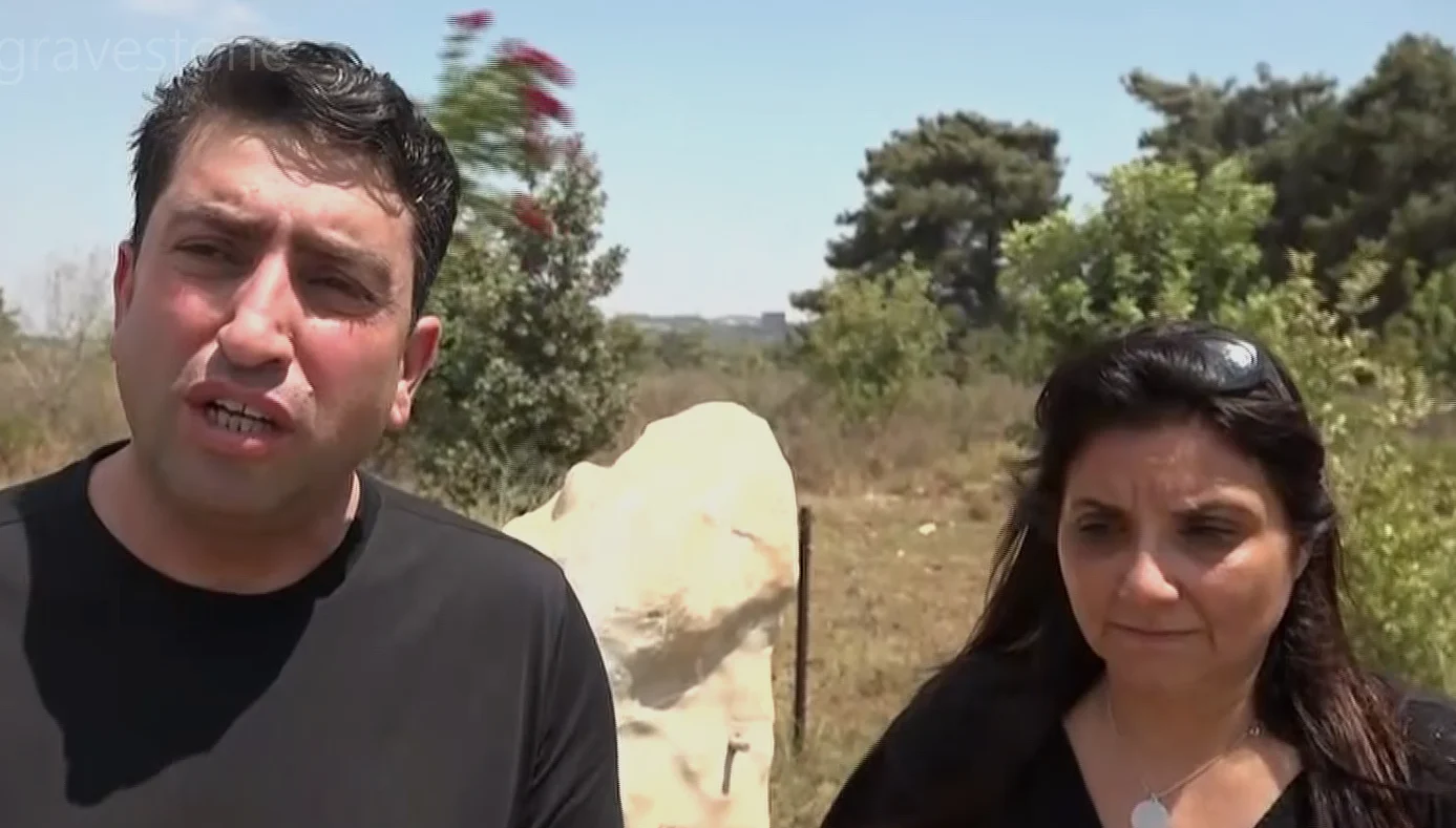 אסנת מנדלוביץ' ואחסאן חלאילה באנדרטתו של עוז מנדלוביץ', שהושחתה