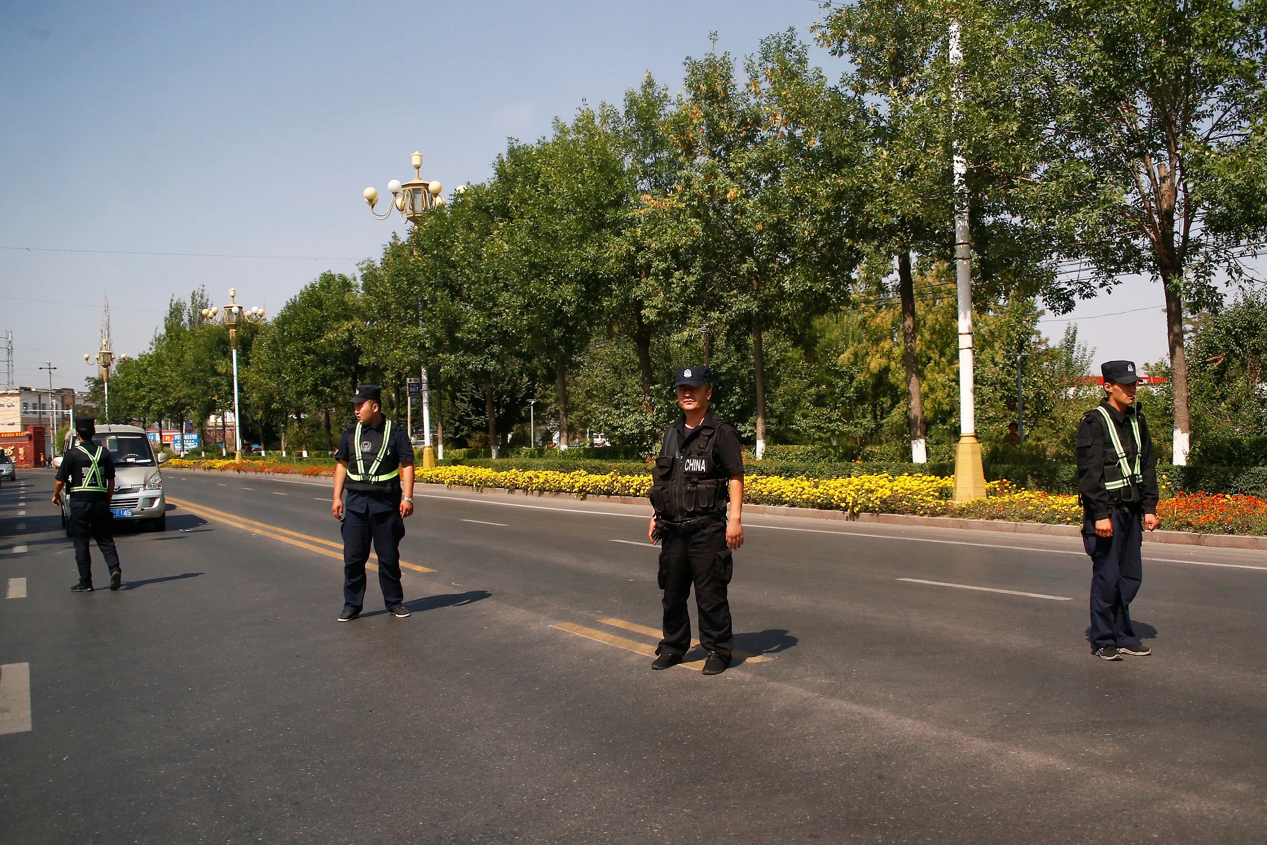שוטרים סינים מחנה כליאה לבני מיעוטים