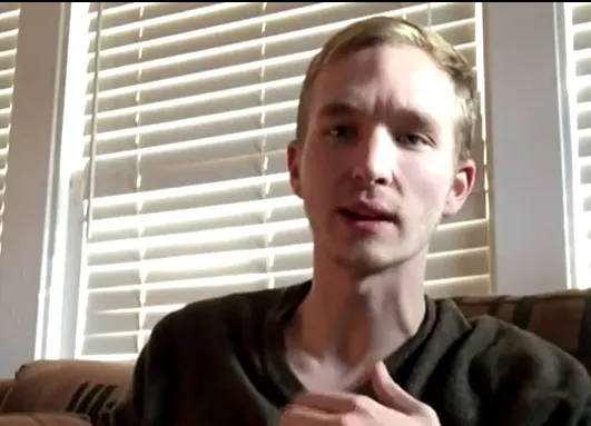 מתמודד באמריקן איידול, שקיבל מפרי את הנשיקה הראשונה שלו בתוכנית