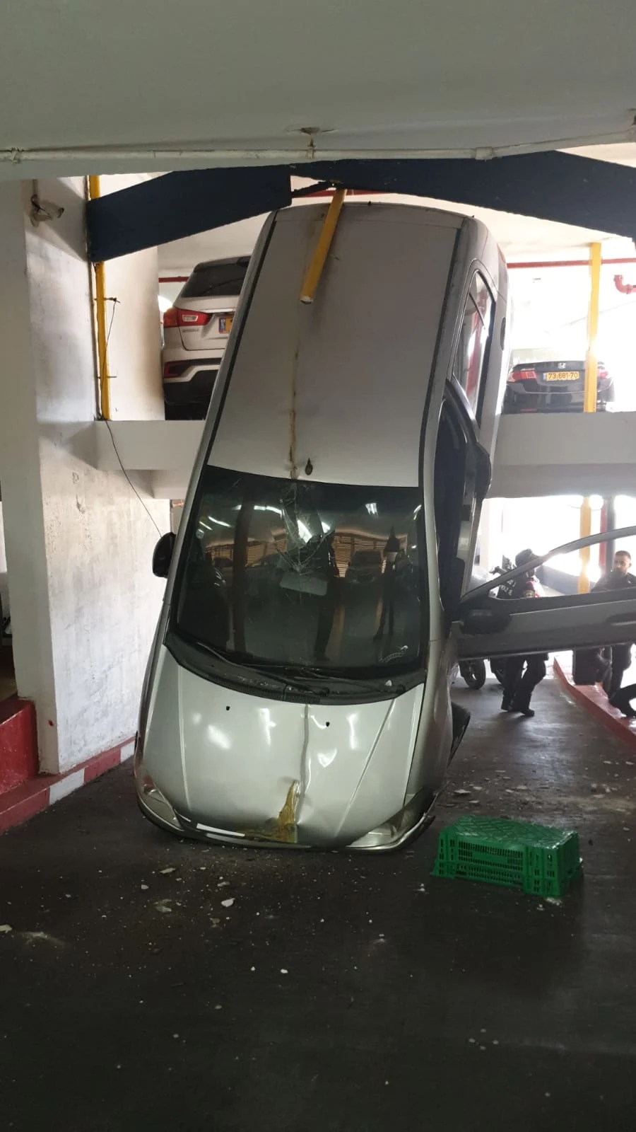 תיעוד הרכב שנפל קומה בחניון