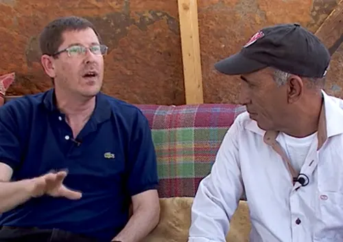 דן טרנר עם ראש שבט ג'אהלין, עוד ג'אהלין