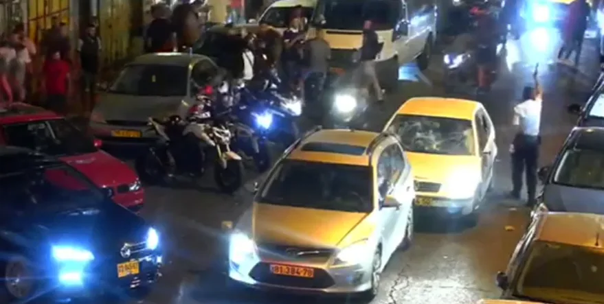 שוטר יורה באוויר במזרח ירושלים בניסיון להבריח מתפרעים שתוקפים נהג יהודי