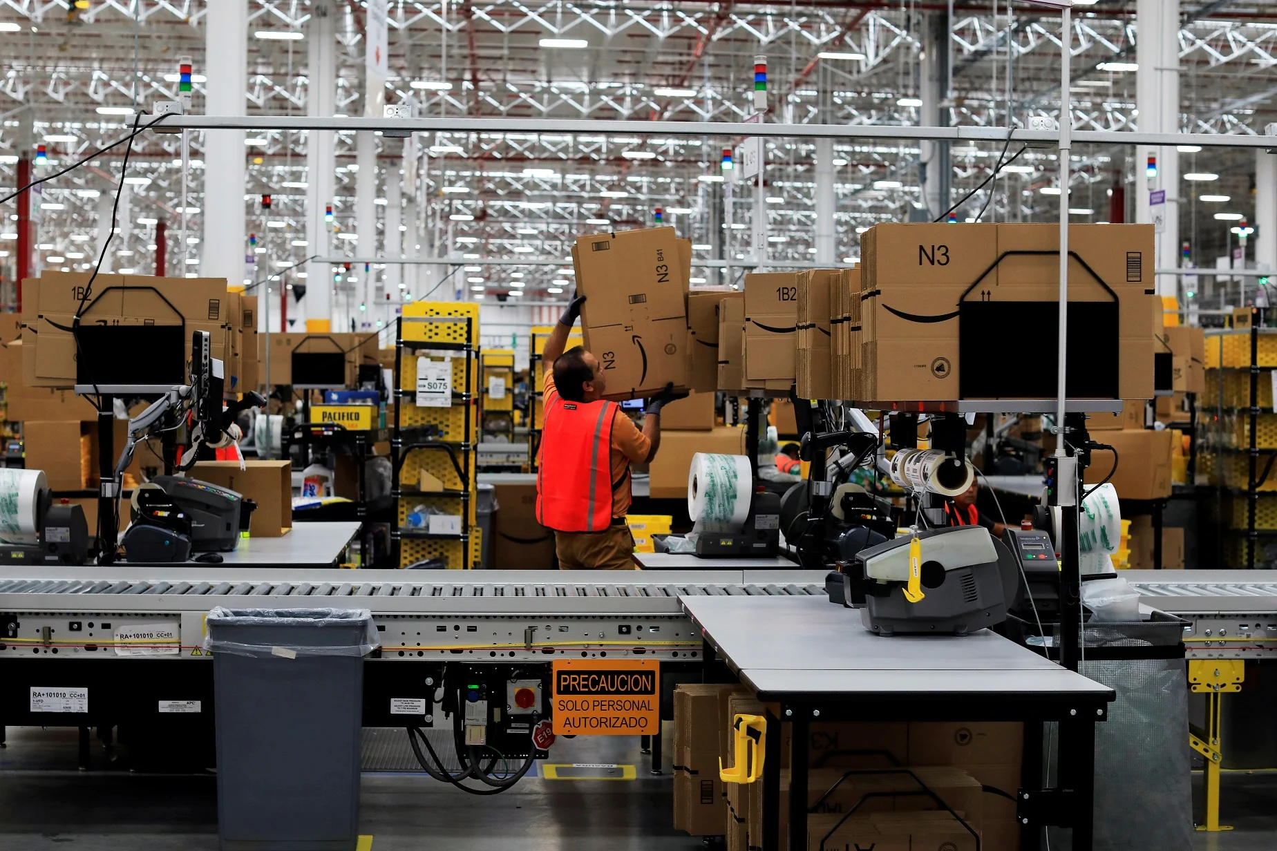 מפעל קרטונים של חברת ''אמזון''