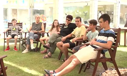 הסבתות אילנה אורלי ורינה קלמן עם נכדיהן