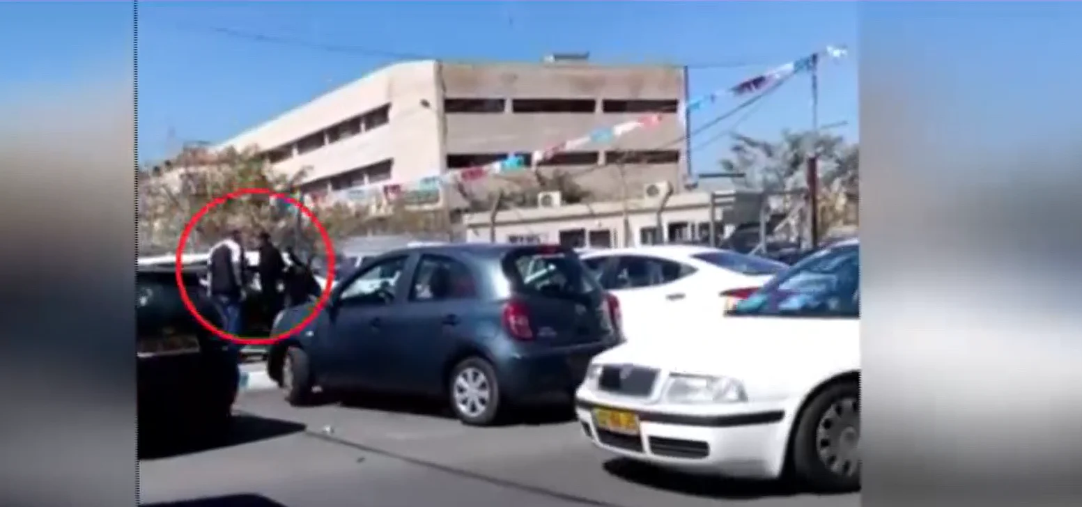 תיעוד: אדם תוקף פקחית בירושלים