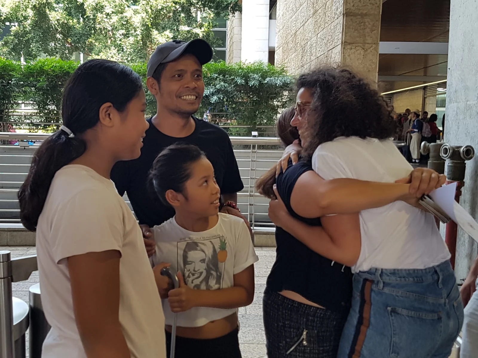האחיות מיקה ומאורין, והוריהן שילה ורנדי, שוחררו ממעצר