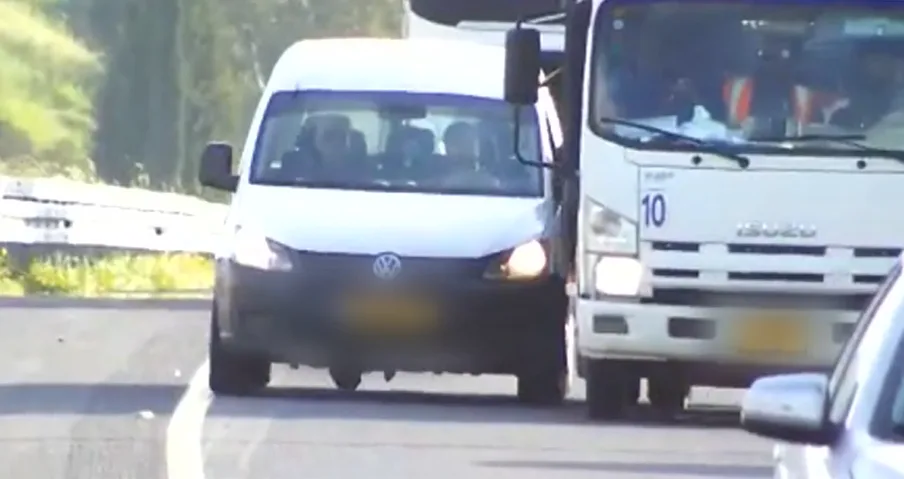 התנגשות בין משאית לרכב שמנסה להשתלב