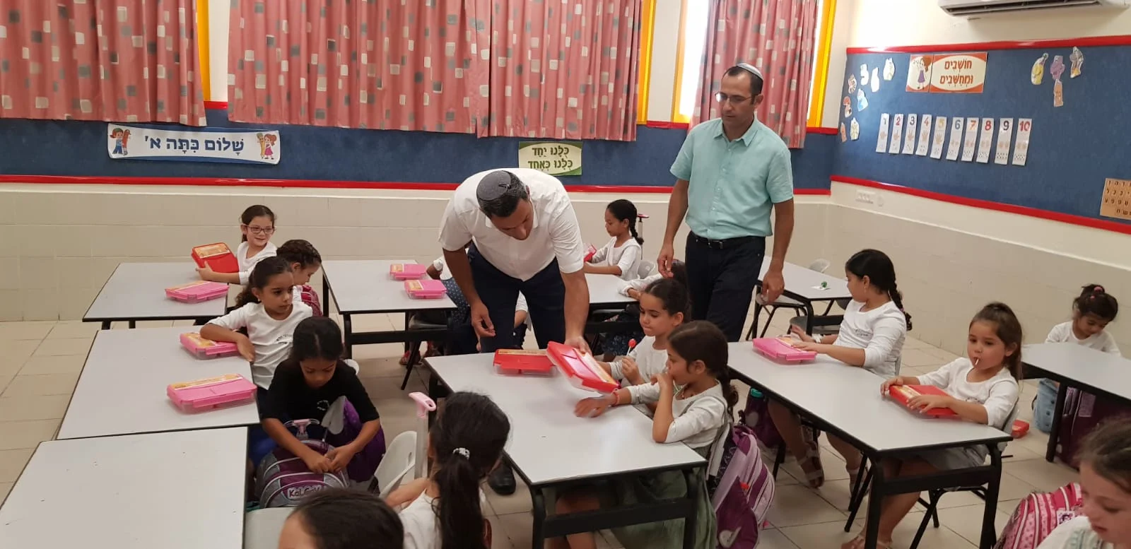 ראש העיר שדרות עם תלמידות כיתה א' בעיר