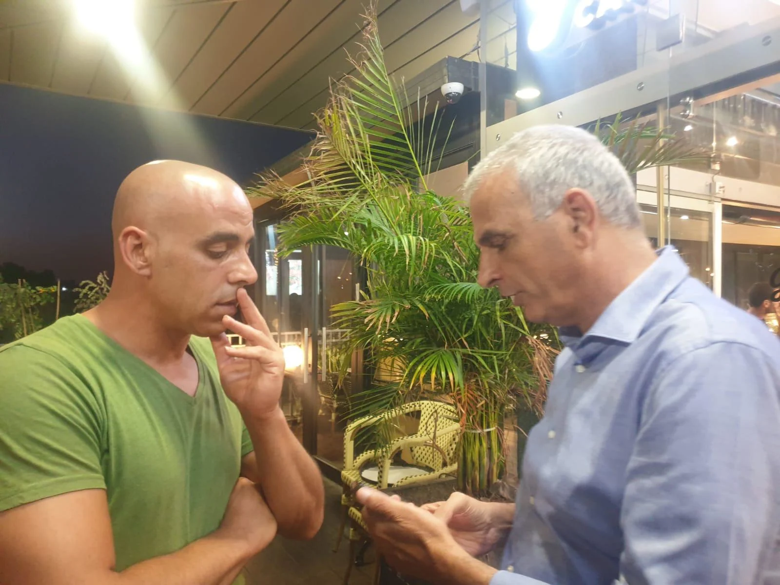 השר משה כחלון ושמעון, בעל עסק משדרות