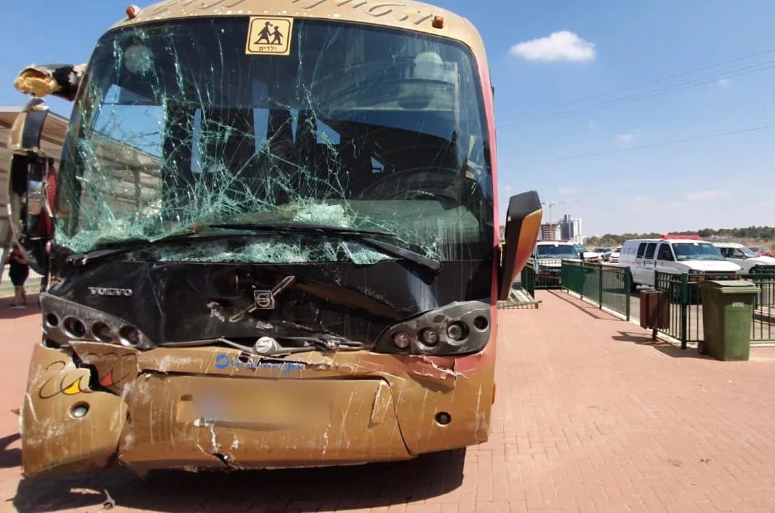 אוטובוס ההסעות שהתנגש בקיר בבאר טוביה