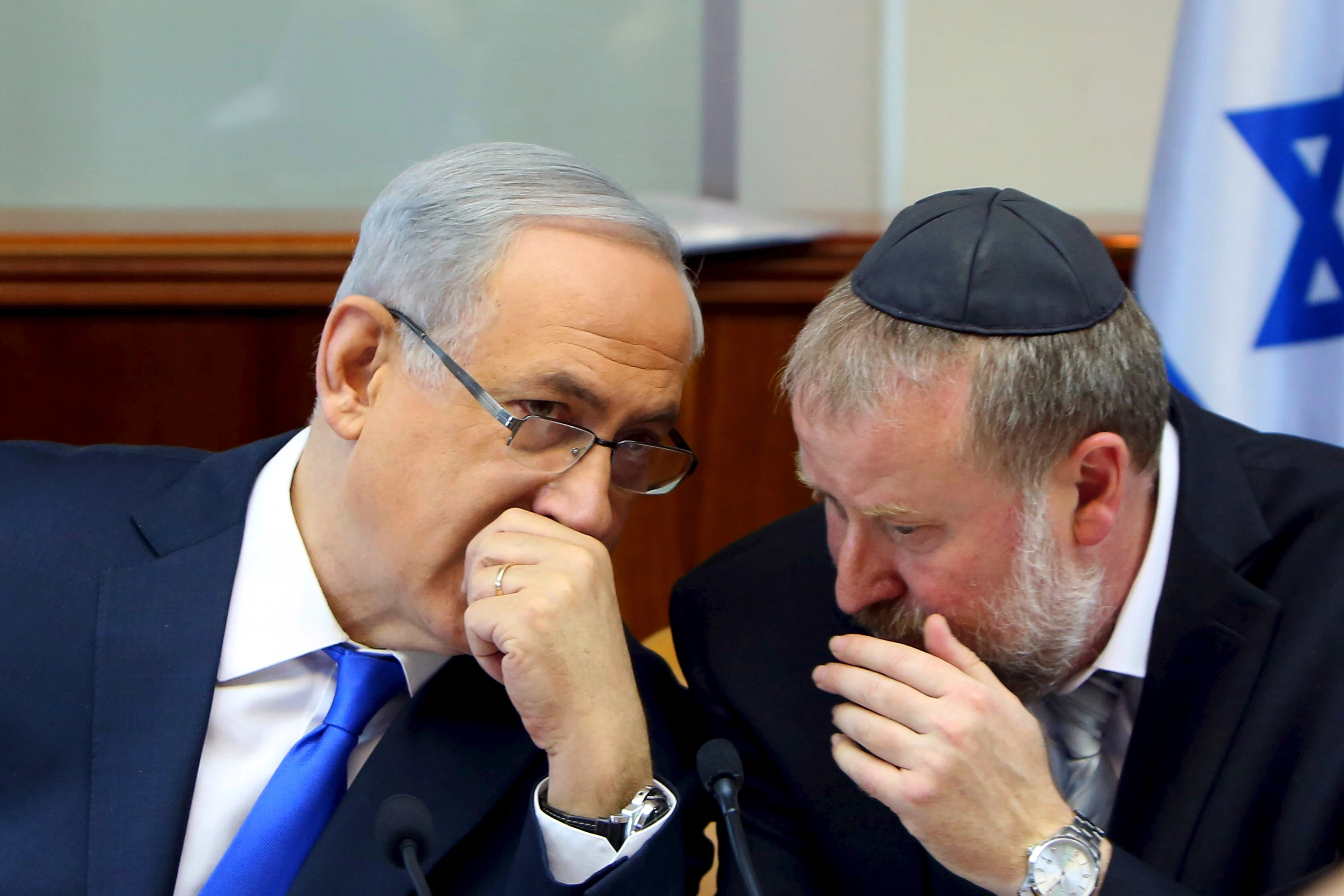 רה''מ בנימין נתניהו והיועץ המשפטי לממשלה מנדלבליט בישיבת הממשלה