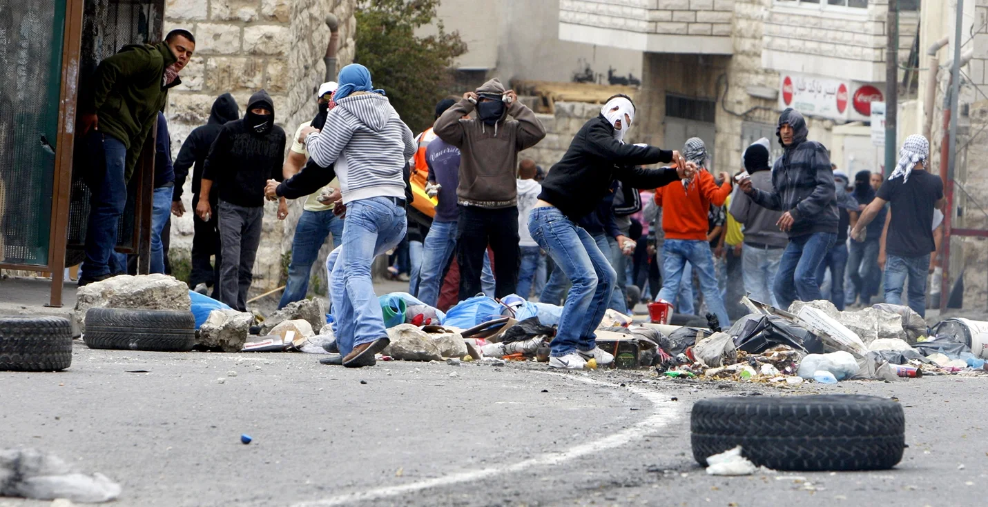מפגינים מיידים אבנים במזרח ירושלים ביום הנכבה