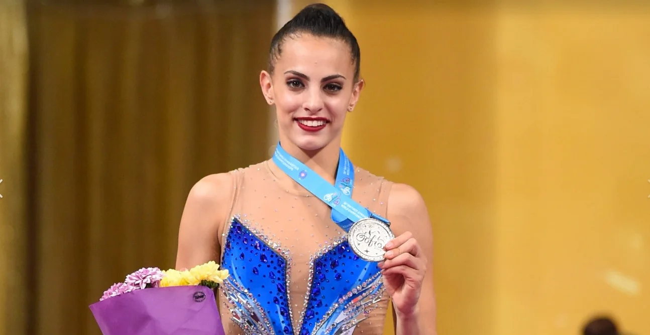 לינוי אשרם עם מדליית הכסף בגמר הקרב רב