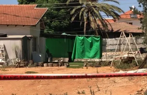 חצר ביתה של אופירה חיים, שם נמצאה גופתה