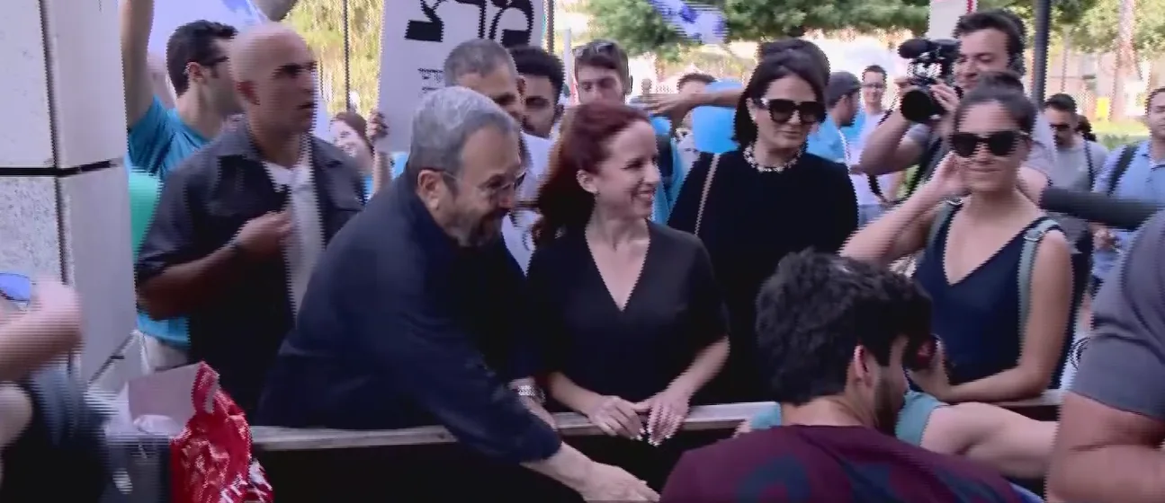 בכירי מפלגת המחנה הדמוקרטי בסיור ברחוב לקראת הבחירות