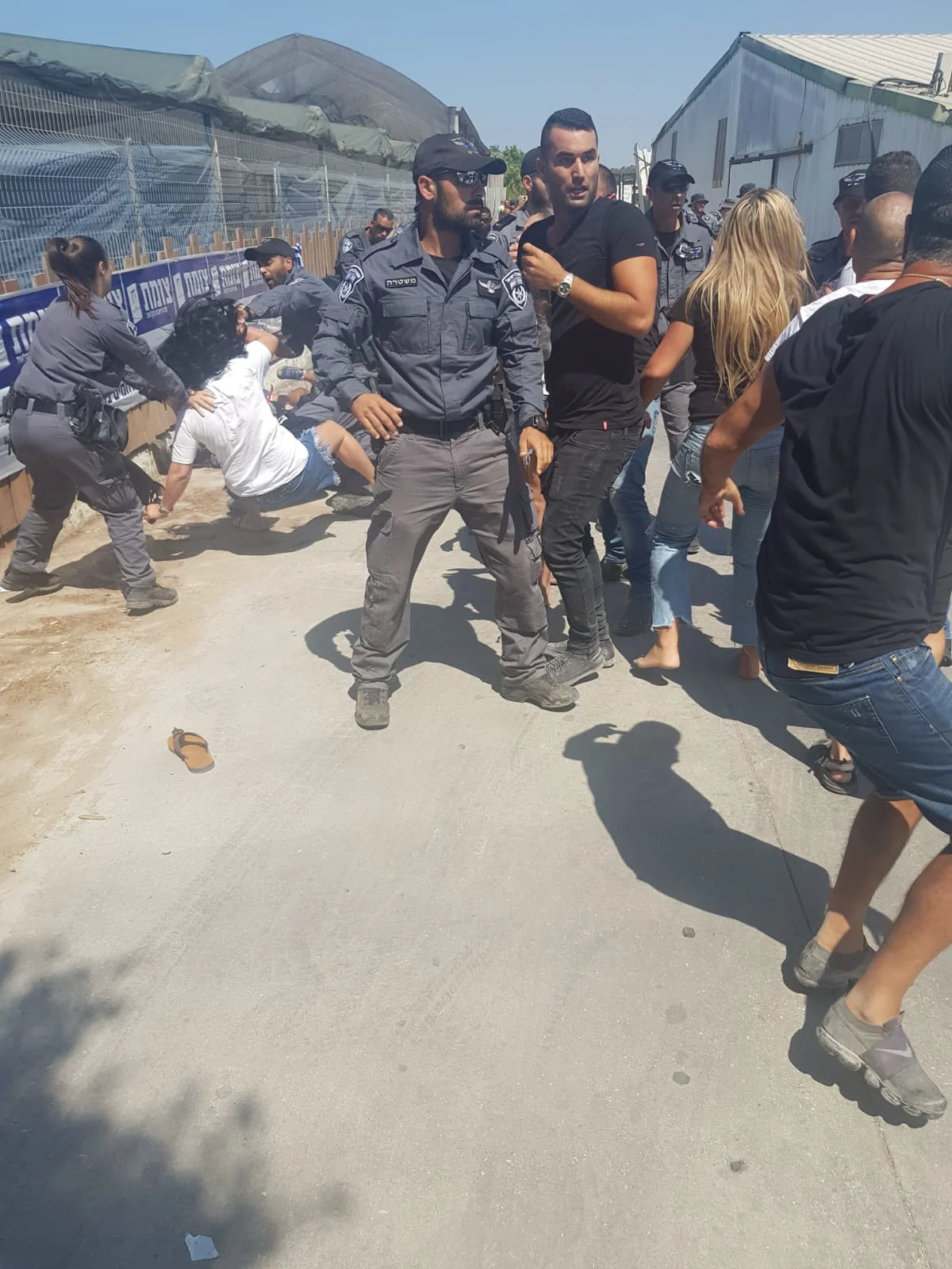 עימותים בין השוטרים לתושבים במושב שדה עוזיה שבדרום
