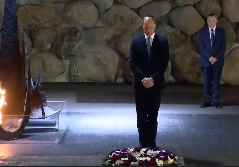 הנסיך ויליאם מניח זר במוזיאון יד ושם