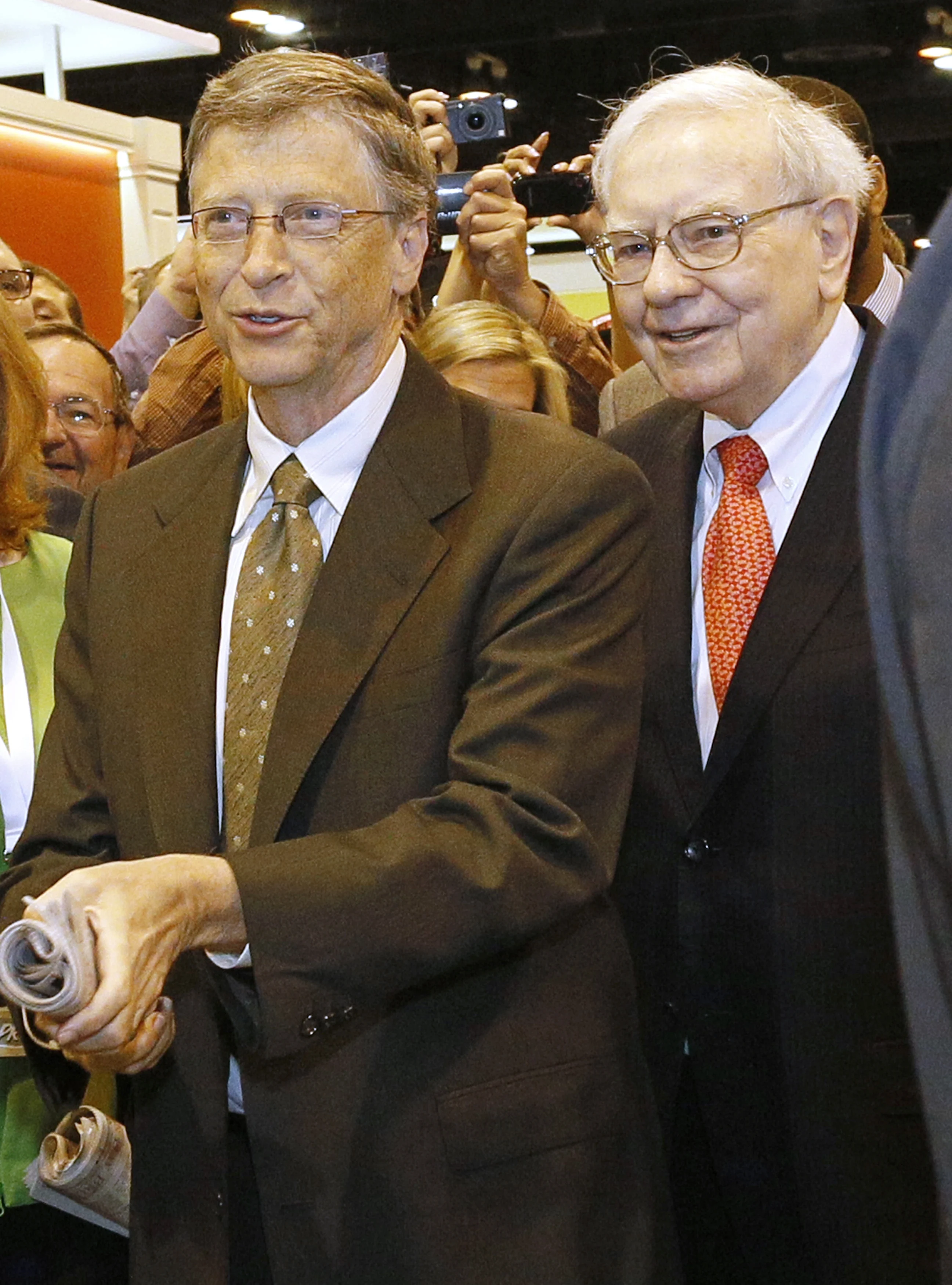 ביל גייטס, האיש העשיר ביותר בעולם, עם וורן באפט, המדורג אחריו ברשימת 400 העשירים בארצות הברית של המגזין פורבס