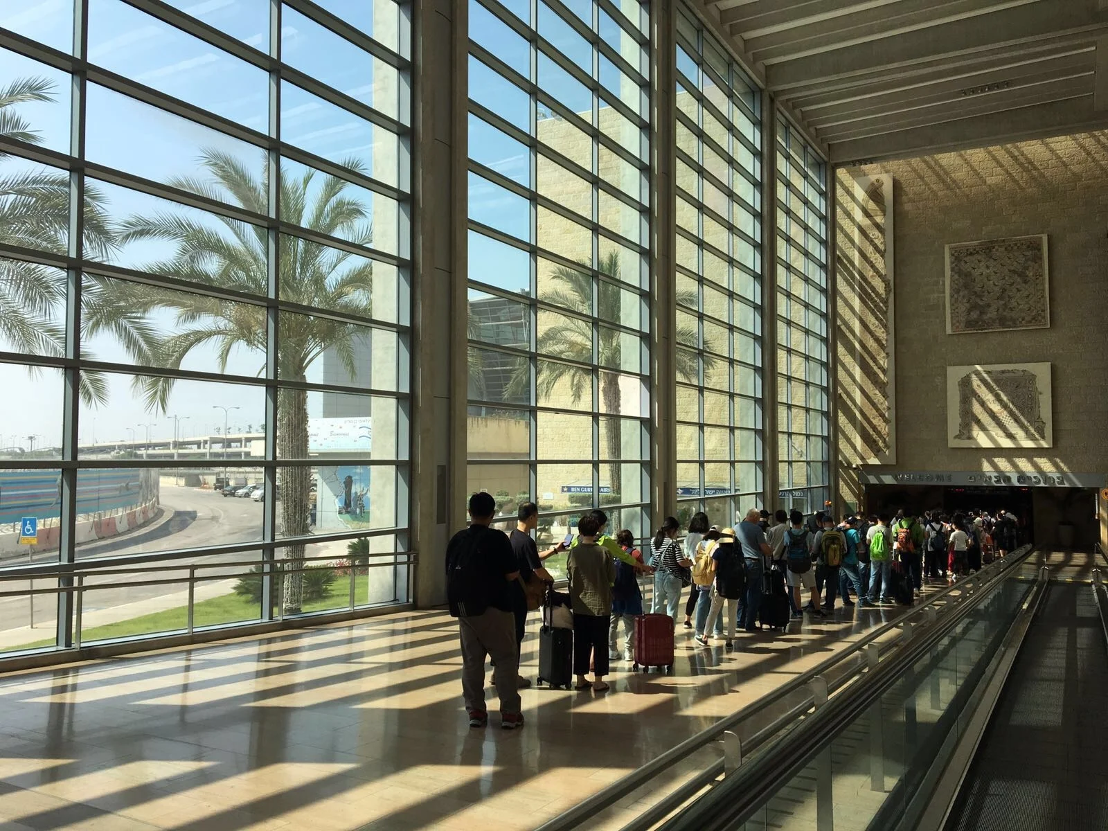 תור ביקורת דרכונים בנתב''ג בכניסה לישראל