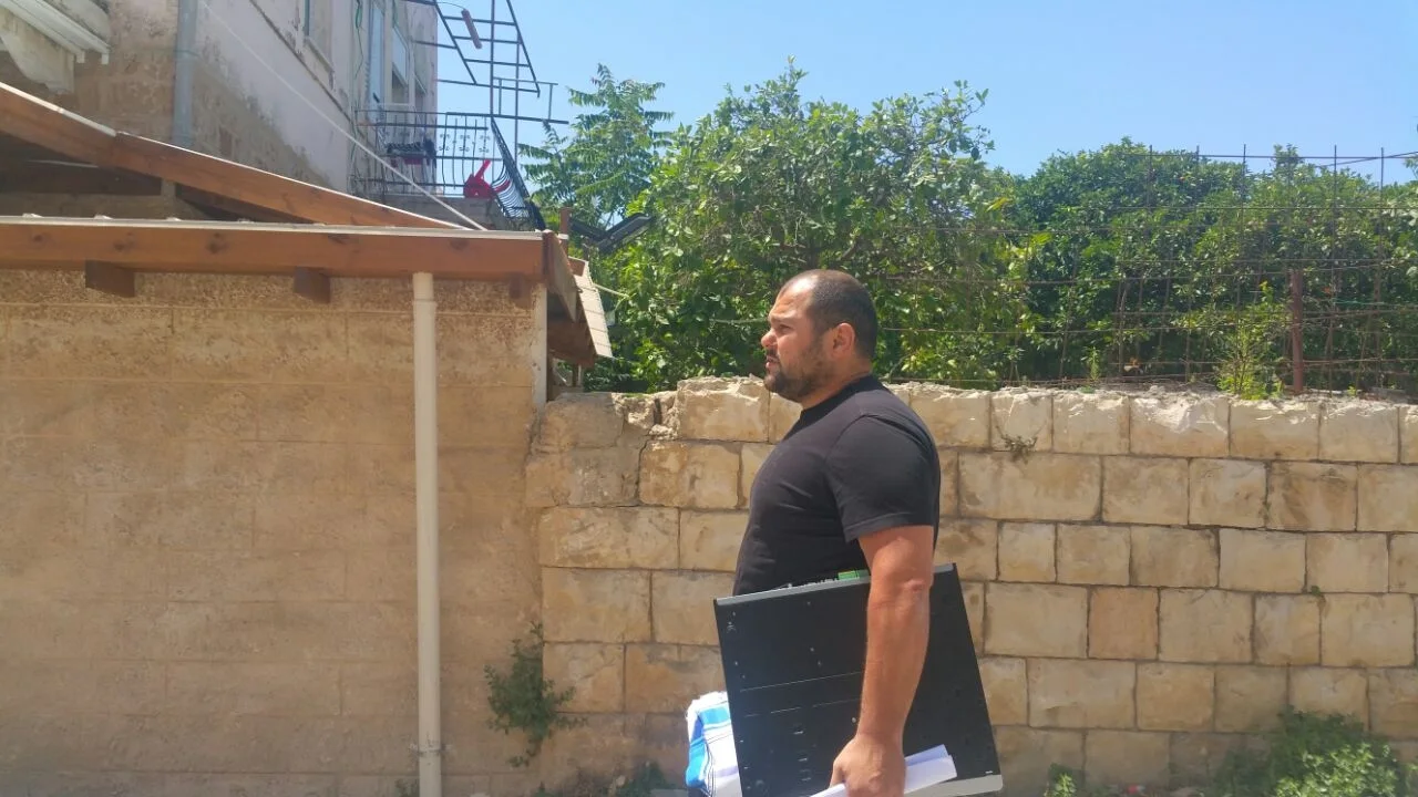 מיכאל מור מגיע לביתו לאחר ששוחרר למעצר בית