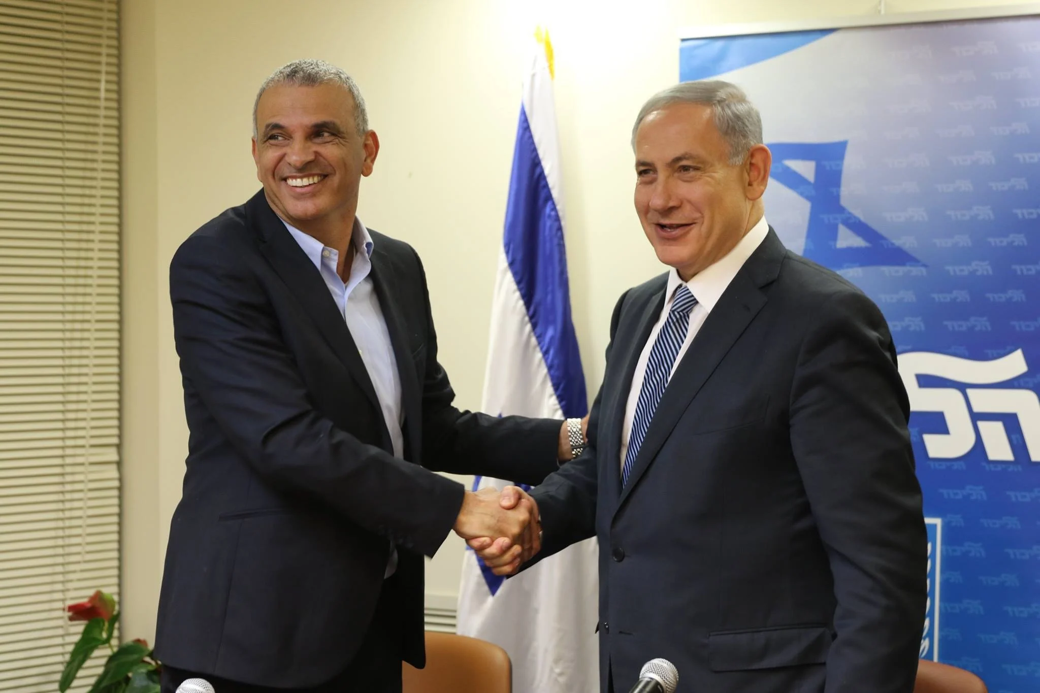 ראש הממשלה נתניהו ויו''ר כולנו כחלון בחתימה על ההסכם הקואליציוני
